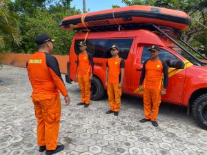 Tim SAR saat mengatur strategi untuk pencarian korban 