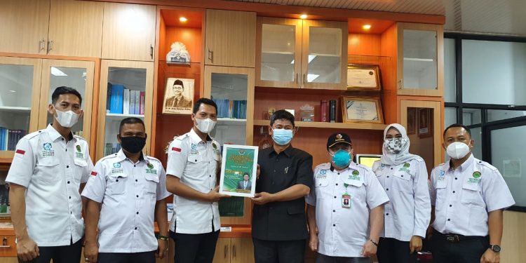 DPP LBH KIS Serahkan SK Dewan Pembina Kepada Prof. Dr.dr. Asep Sukohar, M.Kes, Sp, KKLP Guru Besar
