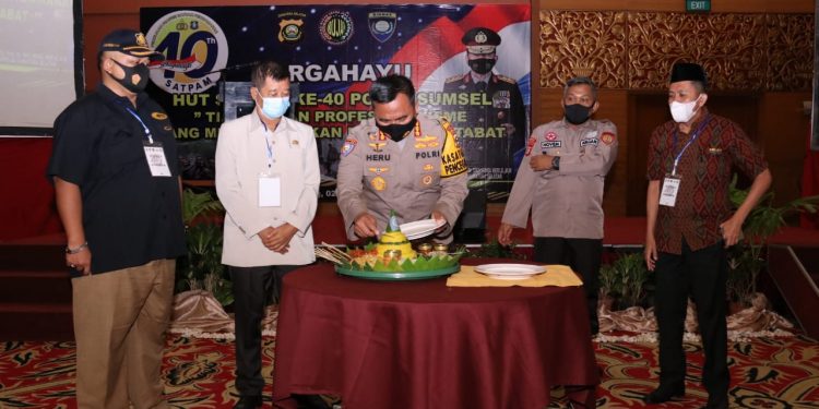 komunikasi dengan instansi yang berhubungan dengan satuan pengamanan dalam menjaga ketertiban dimasyarakat.