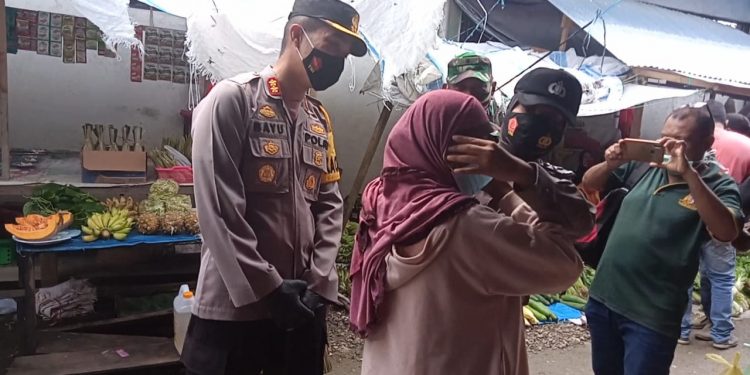 Gandeng TNI, Polres SBB Gelar Pembagian Masker dan Sosialilsasi kepada masyarakat