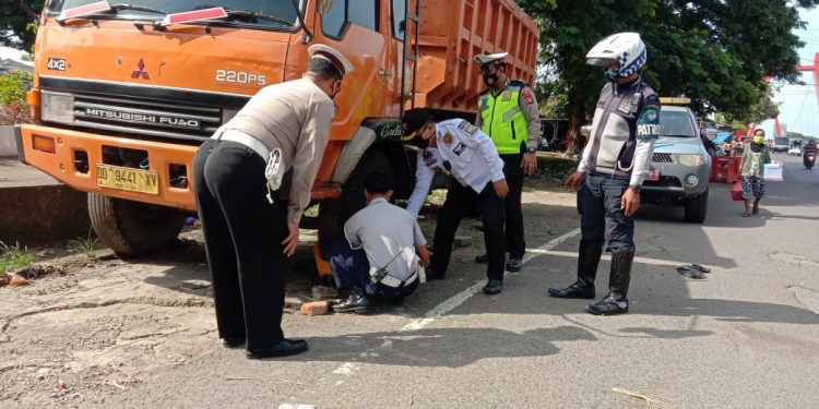 SAT LANTAS POLRES GOWA DAN DISHUB GEMBOK 25 UNIT MOBIL PARKIR SEMBARANGAN