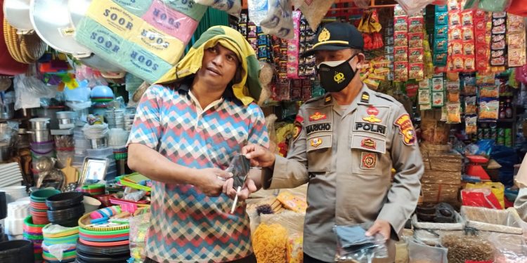 Polsek Bukit Raya Bagikan Masker Gratis Kepada Pedagang Dan Pengunjung Pasar Pagi Arengka