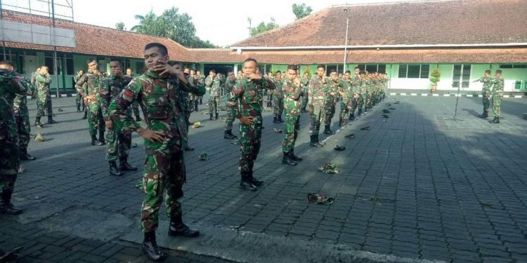 YON BEKANG 2 KOSTRAD AWALI KEGIATAN DENGAN SENAM KERJA
