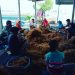Menjalin silaturahim babinsa koramil 04/padang sappa,Serda Rais idrus komsos bersama warga binaan.