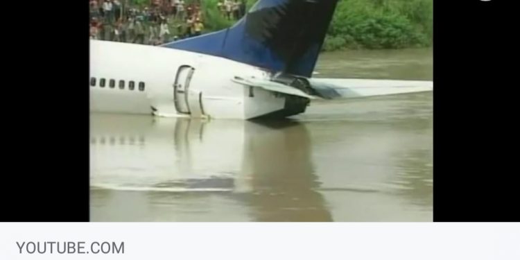 Pesawat Garuda INDONESIA B737-300 Pernah Mendarat di Anak Sungai Bengawan Solo