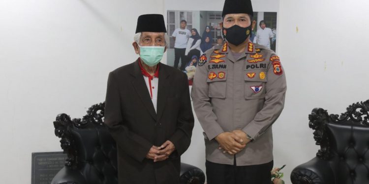 Pererat Hubungan Dengan Ulama, Kabid Humas Polda Sulsel Bersilaturrahmi ke Ketua MUI Sulsel AGH, KH Sanusi Baco