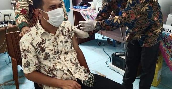 KOMPAK.,PANGLIMA TNI DAN KAPOLRI TINJAU LANGSUNG PELAKSANAAN VAKSINASI PRAJURIT TNI-POLRI DI POLDA KEPRI