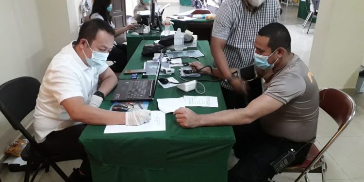 Kapolsek Medan Helvetia Menerima Suntikan Vaksin Covid – 19, Penyelamat Negara Dari Ancaman Penularan Virus Corona