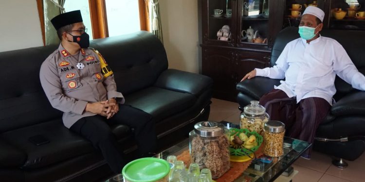 Sowan Sesepuh, Kapolres Lebak Silaturahmi ke Ulama dan Pimpinan Ponpes Qothratul Falah Cikulur