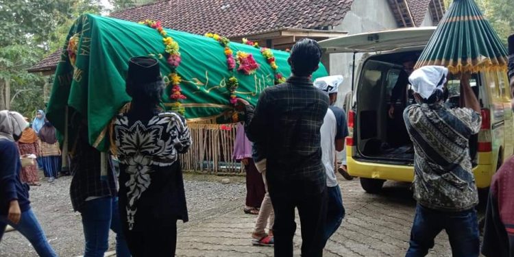 Bentuk Kedekatan Dan Rasa Empati, Babinsa Kal. Tanjungharjo Takziah di Wilayah Binaan