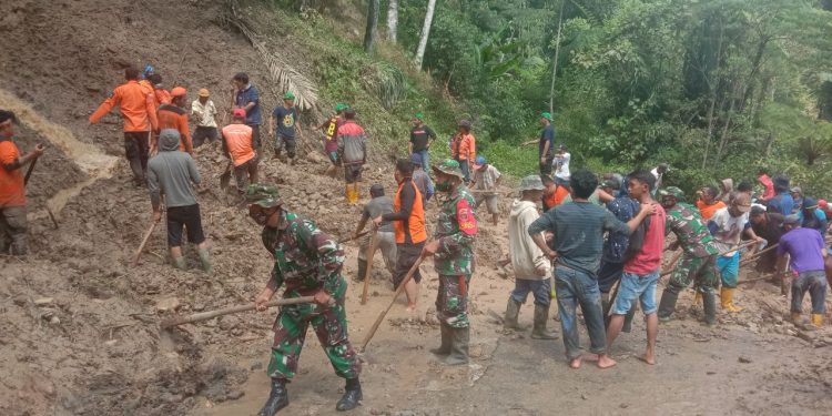 Pasca Longsor, Personil Kodim 1411/Bulukumba dan Warga Laksanakan Kerja Bakti