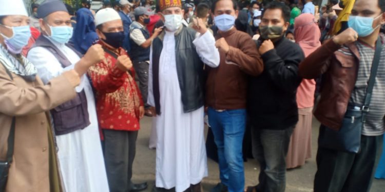 Sidang Habib Rizieq Shihab di PN Jakarta Timur Dikeremuni Massa