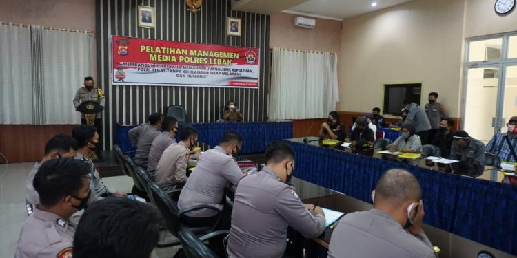 Polantas Bone Bagi-bagi Masker Ke Pengendara Di Jantung Kota Watampone Dalam Operasi Keselamatan 2021
