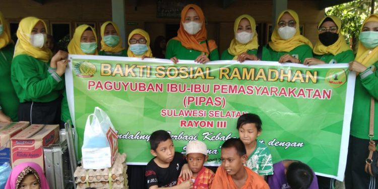 Polantas Bone Bagi-bagi Masker Ke Pengendara Di Jantung Kota Watampone Dalam Operasi Keselamatan 2021