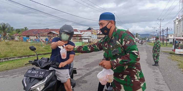 Pererat Silaturahmi TNI dan Masyarak Kodim Persiapan SBB Begikan Ratusan Takjil Buka Puasa Kepada Masyarat Pungguna Jalan