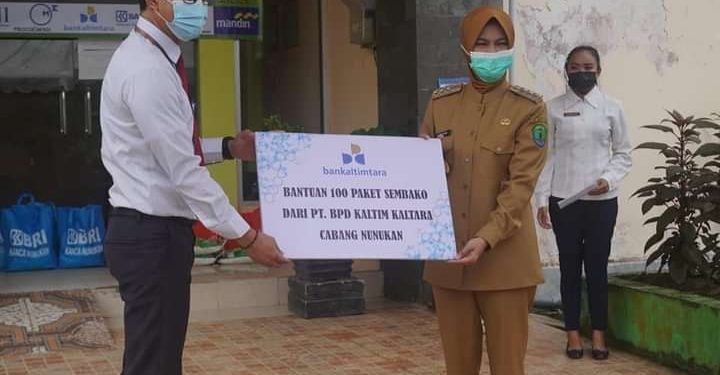 Bupati Menyerahkan Bantuan Sembako kepada “Pasukan Orange”