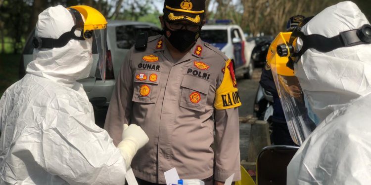 Kapolres Siak Pimpin Pelaksanaan Tes Swab Kepada Masayarakat Dari Luar Kota Di Posko Penyekatan
