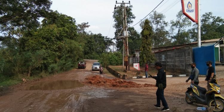 Jalan Antar Desa Bukan Lagi Jalan Buat Orang Tapi Seperti Jalan Kubangan Kerbau