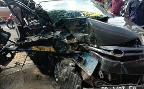 TABRAKAN BERUNTUNG ANTARA MOBIL TRUCK DAN MOBIL PRIBADI SERTA MOBIL ANGKOT MENGAKIBATKAN BANYAK KORBAN LUKA