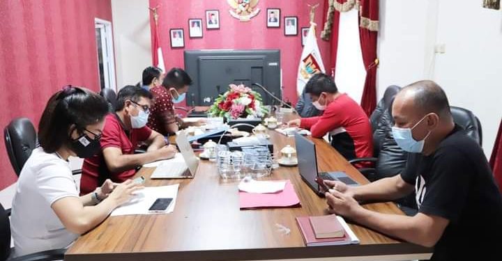 Berjuang Bersama Melawan Covid-19, Kapolda Bersama Danrem Lepas Penyerahan 503 Paket Bansos