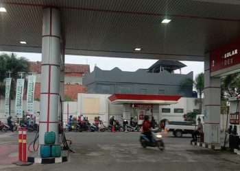 Diduga SPBU Di Bandung Barat Ini Layani Pembelian BBM Hingga Ribuan Liter Pakai Jerigen Plastik Dan Tanpa Surat Izin 