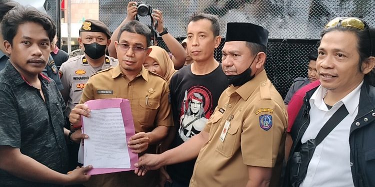 Setiap Kezdaliman ” WAJIB KITA LAWAN” Tanpa Pandang Bulu Hingga Kebenaran itu Terkuak, Semua ada Aturan Jangan Karena Jabatan Mereka Se Enaknya “AROGAN” ke Warga Masyarakat Indonesia