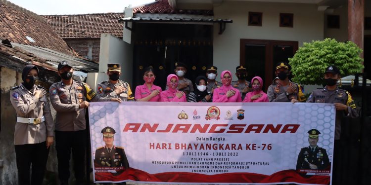 Isak Tangis Pecah saat Istri Almarhum AKP Sulistiyarso Dikunjungi Wakapolres Kendal