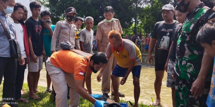 Geger, Sesosok Mayat Laki-laki Ditemukan Terapung di Sungai Rowokembu