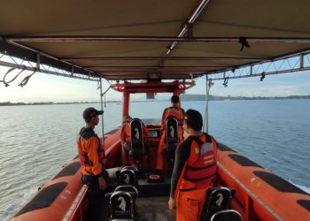 Proses pencarian remaja yang terseret ombak