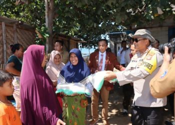 Kapolres memberikan bantuan kepada masyarakat