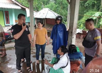 Seorang Pengendara Motor Tertimpa Pohon Tumbang, Sat Samapta Polres Loteng Bantu Evakuasi.