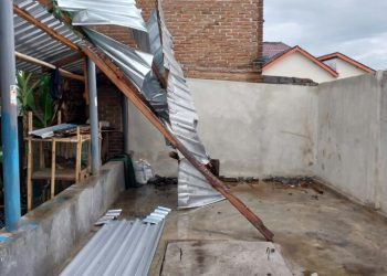 Puluhan Rumah Warga Di Janapria Rusak Akibat Diterjang Hujan Deras Disertai Angin Kencang.
