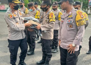 Wakapolres Loteng Serahkan perlengkapan Inventaris Kepada Bhabinkamtibmas.