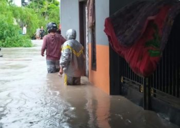 Hujan Deras Menggenangi Rumah Warga, Polsek Praya Timur Lakukan Langkah Antisipasi.