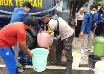 Polres Loteng Salurkan Bantuan Air Bersih Bagi Warga Yang Terkena Dan Terdampak Banjir.