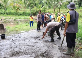 Kapolsek Kopang Bersama Jajaran Terjun Langsung Bantu Pengerjaan Jembatan.