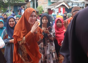 Waket TP-PKK, Devriyana Marda Ardian, Menghadiri Peringatan Isra Mi’raj, di Masjid Nurul Amal Desa Bindu