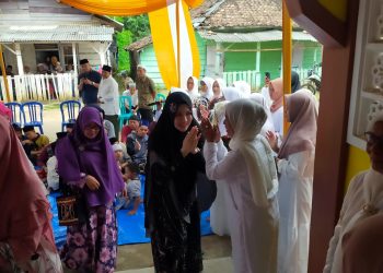 Hadiri Pengajian Rutin Wakil Ketua TP-PKK Lampura, Devriyana Marda Ardian Ajak Jamaah Jaga Kekompakan