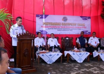 243 Warga Menerima Buku Sertifikat Hak Milik (SHM