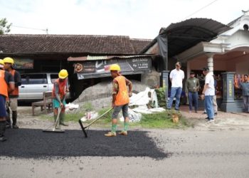 Bupati Trenggalek Turun langsung Tinjau Perbaikan Jalan Yang Rusak Bayak Berlubang.