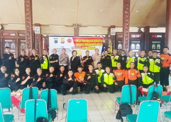 Guguran Awan Panas Gunung Merapi Sejak Sabtu,Para Senkom Membagikan Masker
