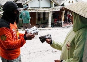 Guguran Awan Panas Gunung Merapi Sejak Sabtu,Para Senkom Membagikan Masker