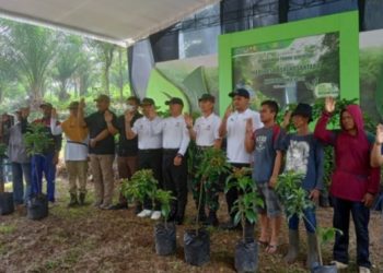 Peringati Hari Air Sedunia, Sekda Trenggalek Tanam Ratusan Bibit Pohon Di Desa Karangrejo