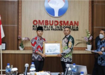 Bupati Trenggalek Terima Penghargaan Predikat Kepatuhan Standar Pelayanan Publik.