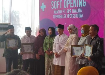 Bupati Mochamad Nur Aripin Hadiri Tasyakuran Serta Resmikan Kantor Baru BPR Jwalita.