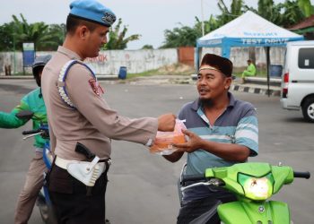 Jajaran polres Lampung Tengah bagikan takjil Menjelang Berbuka Puasa.