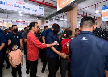 Jelang Lebaran, Presiden Jokowi Bagikan “THR” ke Pedagang di Pasar Legi