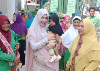 Jelang Lebaran Wakil Bupati Lampung Utara Bersama Istri Bagikan Sembako Kepada Pahlawan Kebersihan