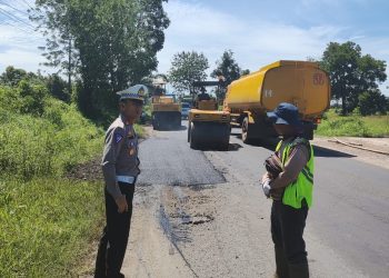 Untuk memastikan kelancaran Arus mudik Lebaran 2023 Kasat Lantas Polres Lamteng Lakukan Pengecekan saat Perbaikan jalan