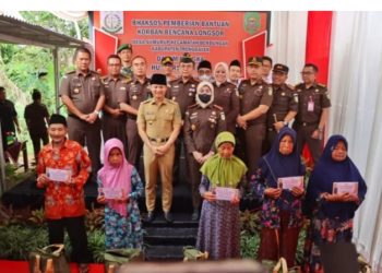 Bupati Trenggalek Dampingi Kejati Jawa Timur Salurkan Bantuan Kepada Warga Kampung Indah Permai